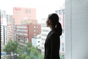 女性　窓際